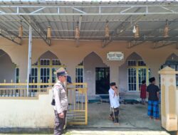Pengamanan Sholat Jumat di Masjid Nurul Iman Kuala Behe, Wujudkan Situasi Aman Dan Nyaman Bagi Jemaah