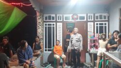 Polisi Sambangi Warga Saat Patroli Malam, Suasana Santai Jadi Momen Penyampaian Pesan Kamtibmas
