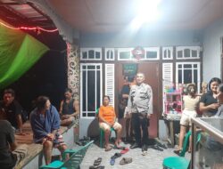 Polisi Sambangi Warga Saat Patroli Malam, Suasana Santai Jadi Momen Penyampaian Pesan Kamtibmas