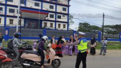 200 Takjil Dibagikan Siswa TK dan Mahasiswa di Sekadau, Polisi Atur Lalu Lintas