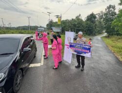 Berbagi Berkah Ramadhan, Polsek Toba dan Bhayangkari Bagikan Takjil untuk Pengguna Jalan Trans Kalimantan