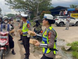 Polres Melawi Membagikan Takjil Kepada Pengendara