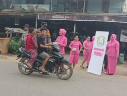 Polsek Simpang Hulu Bersama Bhayangkari Bagikan Takjil kepada Masyarakat di Bulan Suci Ramadhan