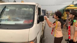 Hujan Tak Halangi Aksi Berbagi,,Sat Binmas Polres Landak dan Saka Bhayangkara Tetap Semangat Berbagi Takjil