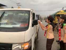 Hujan Tak Halangi Aksi Berbagi,,Sat Binmas Polres Landak dan Saka Bhayangkara Tetap Semangat Berbagi Takjil
