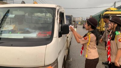 Hujan Tak Halangi Aksi Berbagi,,Sat Binmas Polres Landak dan Saka Bhayangkara Tetap Semangat Berbagi Takjil