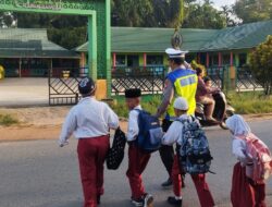 Personel Polsek Mempawah Hulu Laksanakan Strong Point Pagi di Area Sekolah dan Persimpangan Pasar Karangan