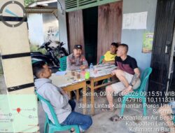 Suasana Akrab! Polisi dan Warga Serimbu Duduk Bersama Saat Patroli Siang