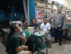 Pererat Kedekatan, Polisi Sapa Warga Saat Patroli Malam di Mandor