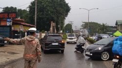 Meski Hujan Tidak Menyurutkan Semangat Personil Polantas,Demi Kelancaran dan Keselamatan Masyarakat