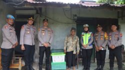 Wujud Kepedulian di Bulan Ramadan, Kapolres Ketapang Salurkan Bantuan Sembako bagi Lansia di Kecamatan Delta Pawan