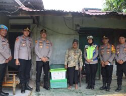 Wujud Kepedulian di Bulan Ramadan, Kapolres Ketapang Salurkan Bantuan Sembako bagi Lansia di Kecamatan Delta Pawan
