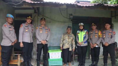 Wujud Kepedulian di Bulan Ramadan, Kapolres Ketapang Salurkan Bantuan Sembako bagi Lansia di Kecamatan Delta Pawan