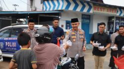 Ramadhan Penuh Berkah, Kapolres Ketapang Bagikan Takjil kepada Pengendara di Bundaran Ale-Ale