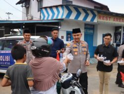 Ramadhan Penuh Berkah, Kapolres Ketapang Bagikan Takjil kepada Pengendara di Bundaran Ale-Ale
