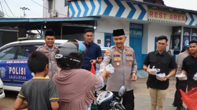 Ramadhan Penuh Berkah, Kapolres Ketapang Bagikan Takjil kepada Pengendara di Bundaran Ale-Ale