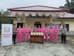 Ramadan Penuh Berkah, Polsek Kuala Behe Bersama Bhayangkari Ranting Kuala Behe Berbagi Takjil kepada Pengguna Jalan