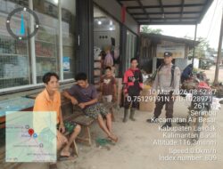 Ngobrol Santai di Depan Toko, Warga Dapat Pesan Kamtibmas dari Polisi