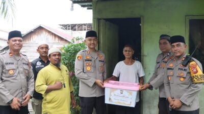 Kapolres Ketapang Bersama Jajaran Salurkan Bantuan Sosial Sembako bagi Lansia di Kelurahan Tengah