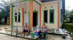 Momen Hangat Jelang Lebaran, Polisi Sapa Warga yang Sedang Cat Rumah dan Sampaikan Himbauan Kamtibmas