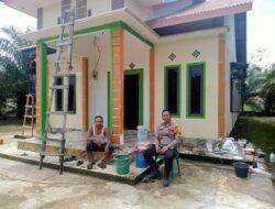 Momen Hangat Jelang Lebaran, Polisi Sapa Warga yang Sedang Cat Rumah dan Sampaikan Himbauan Kamtibmas