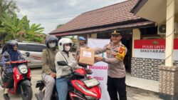 Aksi Sosial Polsek Mandor di Ramadan, Warga Antusias Terima Takjil Gratis