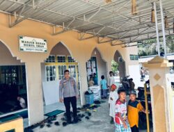Hadirkan Rasa Aman Saat Warga Sholat Jumat Polsek Kuala Behe Lakukan Pengamanan di Masjid Nurul Iman