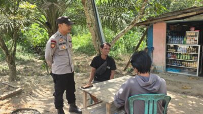 Di Bawah Terik Matahari, Polisi Patroli Sambangi Warga di Titik Rawan Pencurian