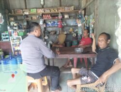 Polisi Sambangi Warga Saat Patroli Siang, Suasana Akrab di Warung Jadi Sarana Sampaikan Himbauan