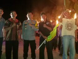 Pengamanan Pawai Obor Salawat di Dusun Lonjengan Desa Sepahat oleh Polsek Menjalin