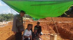 Di Bawah Terik Matahari, Polisi Sambangi Warga yang Sedang Bekerja, Suasana Akrab Penuh Kebersamaan”