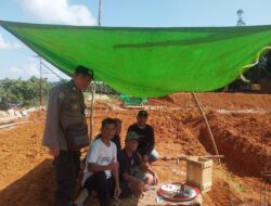 Di Bawah Terik Matahari, Polisi Sambangi Warga yang Sedang Bekerja, Suasana Akrab Penuh Kebersamaan”