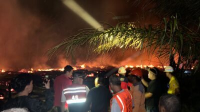 Personel Pamapta I Polres Ketapang Sigap Tangani Kebakaran Mess GOR PT. Suka Jaya Makmur