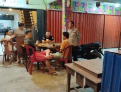 Ngobrol Santai di Warung, Polisi Pererat Kedekatan dengan Warga Saat Patroli Malam