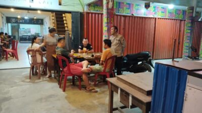 Ngobrol Santai di Warung, Polisi Pererat Kedekatan dengan Warga Saat Patroli Malam