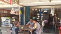 Menyapa Masyarakat di Siang Hari, Bhabinkamtibmas Sampaikan Pesan Kamtibmas