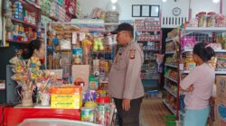 Personil Polsek Ngabang Memastikan Situasi Diwilayahnya Dalam Keadaan kondusif Dengan Cara Patroli Sambang Dialogis