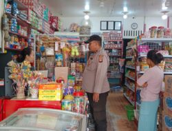 Personil Polsek Ngabang Memastikan Situasi Diwilayahnya Dalam Keadaan kondusif Dengan Cara Patroli Sambang Dialogis