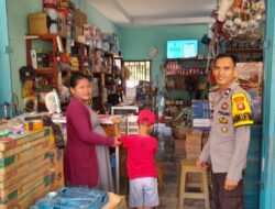 Humanis! Polisi Sapa Ibu yang Hendak Belanja di Toko Bangunan Saat Patroli Siang