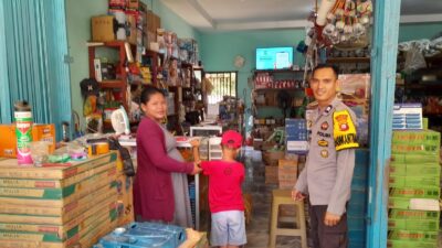 Humanis! Polisi Sapa Ibu yang Hendak Belanja di Toko Bangunan Saat Patroli Siang