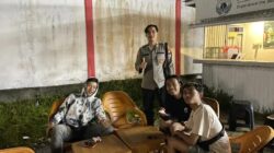 Polisi Sambangi Pemuda yang Sedang Santai, Patroli Malam Polsek Sengah Temila Hadirkan Suasana Akrab dan Bersahabat