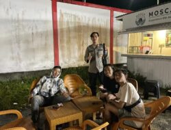 Polisi Sambangi Pemuda yang Sedang Santai, Patroli Malam Polsek Sengah Temila Hadirkan Suasana Akrab dan Bersahabat