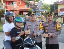 Polres Melawi Membagikan Takjil
