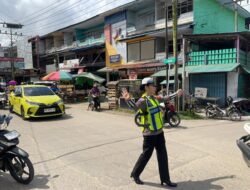 Aksi Humanis Brigpol Theresia di Tengah Padatnya Lalin Nanga Pinoh Tuai Apresiasi