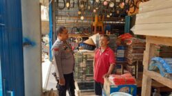 Siang Terik Tak Halangi Polisi Sambangi Toko Bangunan, Pesan Kamtibmas Disampaikan Humanis