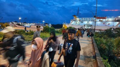 Kapolsek Kawasan Pelabuhan Sukabangun Pimpin Pengamanan Kedatangan Kapal Dharma Ferry II di Pelabuhan Pelindo II