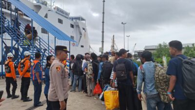 Polsek Kawasan Pelabuhan Amankan Keberangkatan KM Dharma Ferry II di Pelabuhan Pelindo II Sukabangun