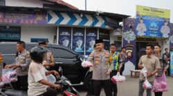 Kapolres Ketapang Bersama Pejabat Utama Bagikan Takjil Gratis kepada Pengendara