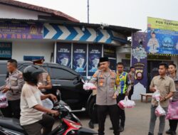 Kapolres Ketapang Bersama Pejabat Utama Bagikan Takjil Gratis kepada Pengendara
