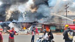 Kebakaran Hanguskan 7 Ruko di Depan Polsek Nanga Pinoh